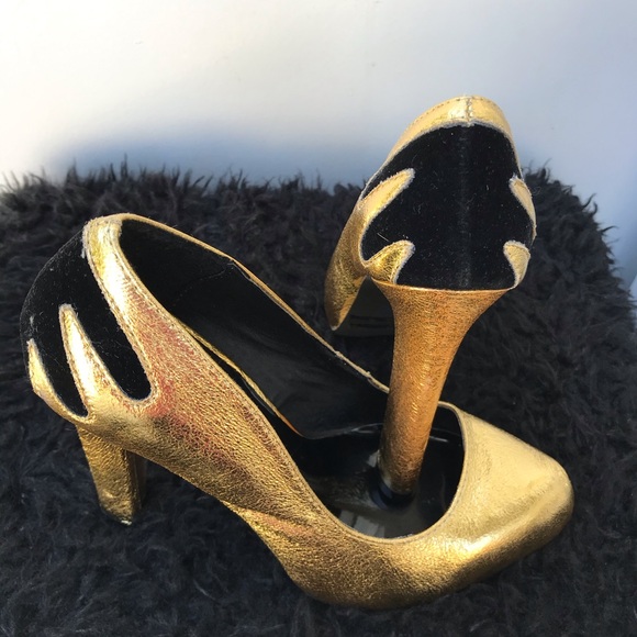 SALE! 
Vintage Style Pumps - Picture 3 of 5